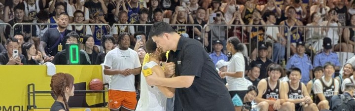 九游娱乐-两代人的青春！姚明中场上台致辞 与库里展现最萌体型差！