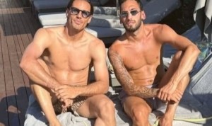 加拉塔萨雷两位引援目标再聚首，意媒：索默和恰尔汗奥卢一起度假