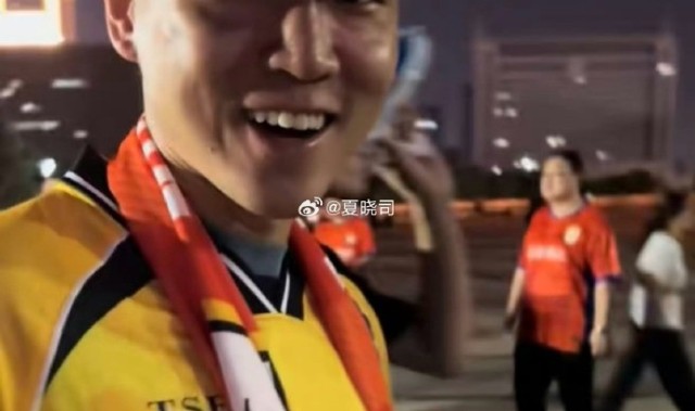 九游APP-山东男篮球星高诗岩现场看中超 同城球队山东泰山已4-0领先国安