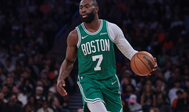 在线娱乐-杰伦·布朗：阿马里·威廉姆斯护筐很棒 让球队攻防变得轻松不少