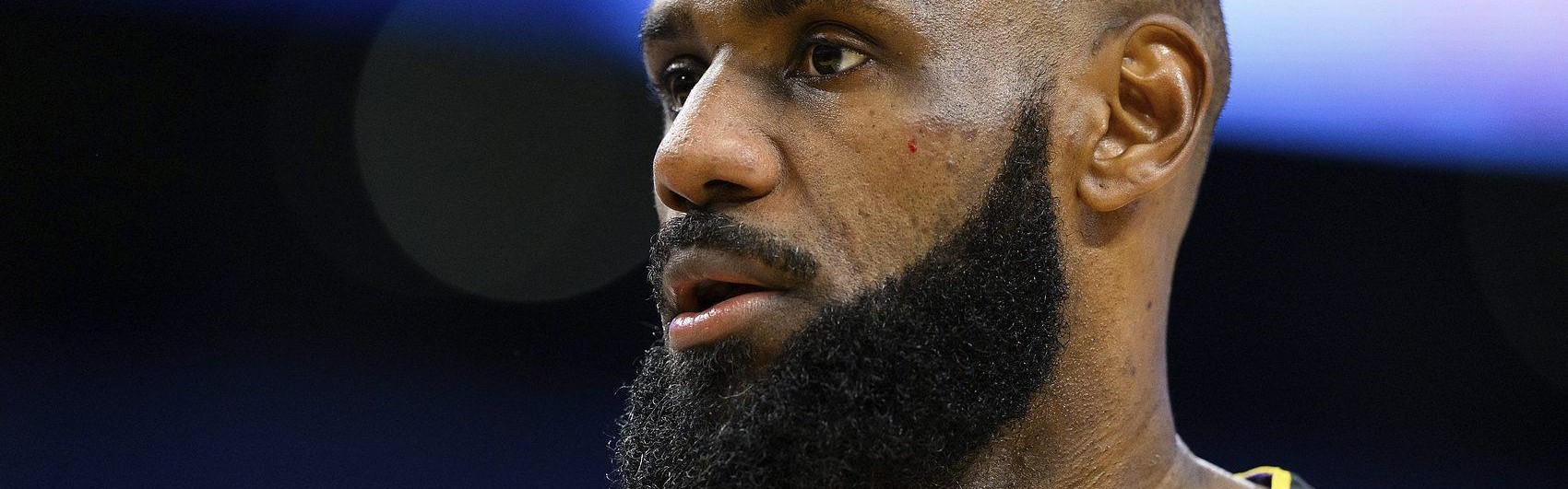 九游娱乐城-詹姆斯寄语中国热爱篮球的孩子：如果喜欢就要全身心投入