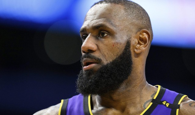 九游娱乐城-詹姆斯寄语中国热爱篮球的孩子：如果喜欢就要全身心投入