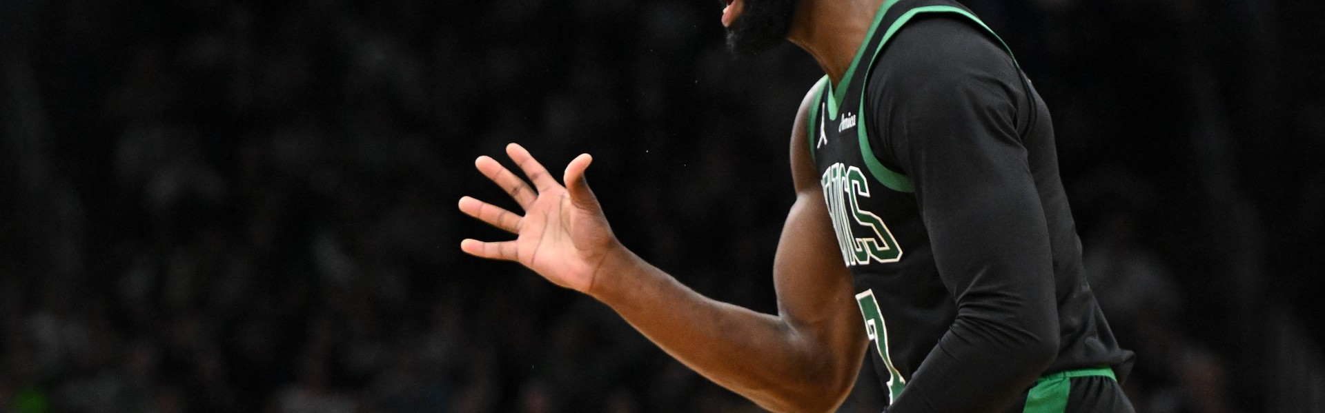 真人娱乐-里外里4分！杰伦·史密斯补扣离谱扣飞 杰伦·布朗反击一条龙追平