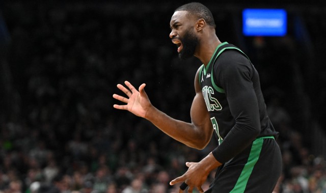 真人娱乐-里外里4分！杰伦·史密斯补扣离谱扣飞 杰伦·布朗反击一条龙追平